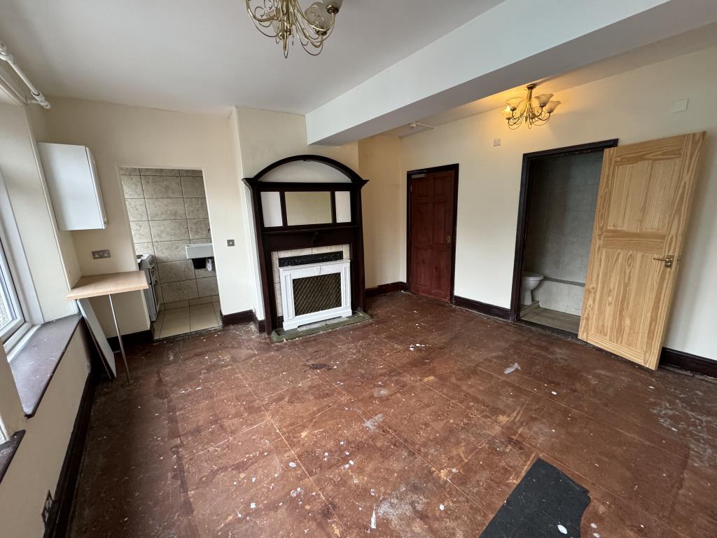 Lot: 86 - THREE LEASEHOLD STUDIO FLATS IN TOWN CENTRE - View of the flat on the first floor